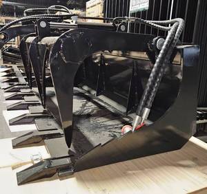 lot 4264 image: Unused 2025 Industrial-Grade Hydraulic Grapple Attachment Designed for Mini Skid Steer Loaders 31.5in x 43.5in x 23.5in