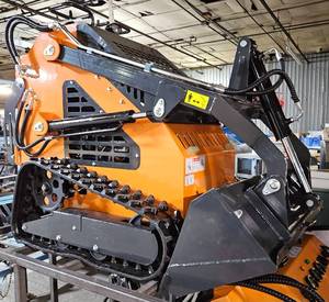 lot 3898 image: 2025 Unused LandHero 23HP Hydraulic Mini Skid Steer Loader - Model LDH-T460