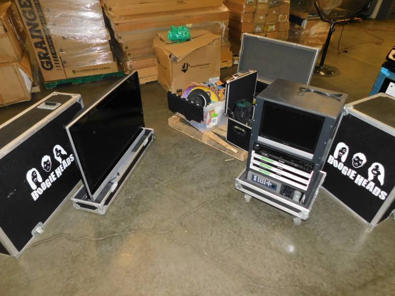 lot 2215 image: The Boogie Heads Entertainment System
