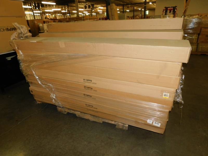 lot 2239 image: Very Large Lot of Misc GE Light Flourescent Lamp Tubes