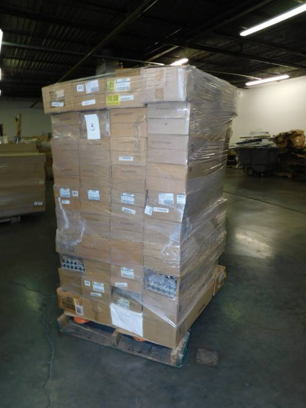 lot 2240 image: Very Large Lot of Misc GE Light Flourescent Lamp Tubes