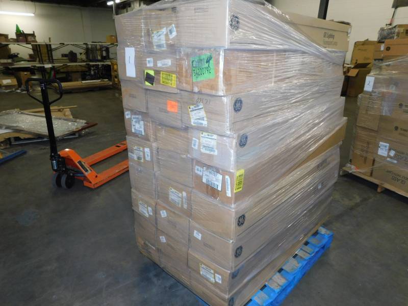 lot 2241 image: Very Large Lot of Misc GE Light Flourescent Lamp Tubes