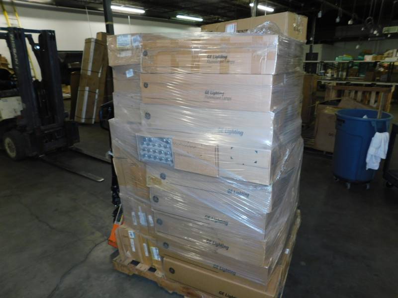 lot 2242 image: Very Large Lot of Misc GE Light Flourescent Lamp Tubes