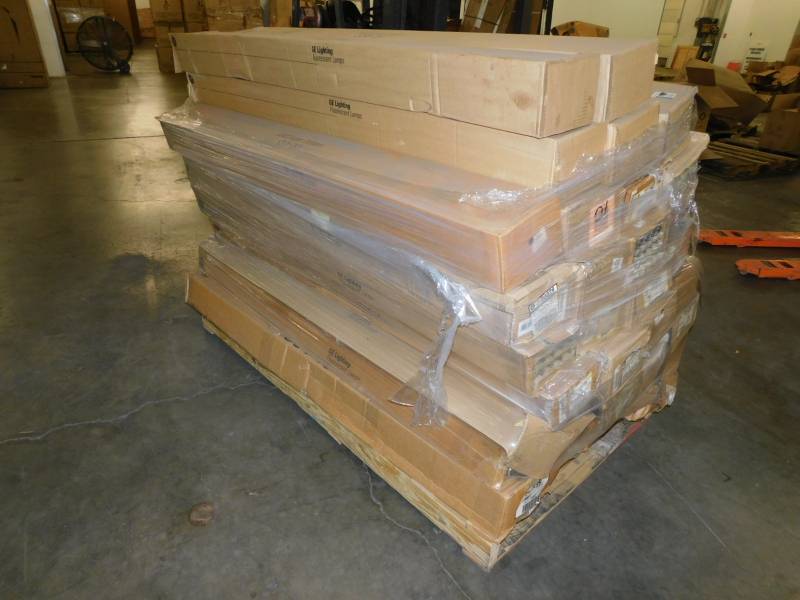 lot 2244 image: Very Large Lot of Misc GE Light Flourescent Lamp Tubes