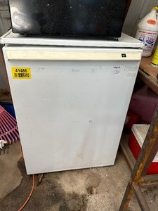 lot 41486 image: Works - White Mini Fridge With Small Freezer.