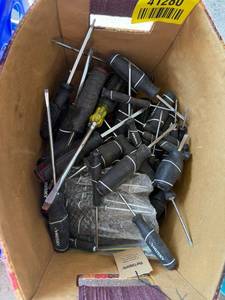 lot 41280 image: Husky Screwdriver Set with Storage Box