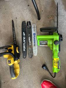 lot 41367 image: Portland 14-inch Electric Chainsaw with Extra Chains