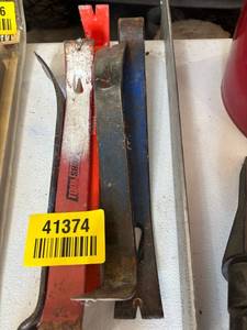 lot 41374 image: Vintage Pry Bar and Crowbar Set