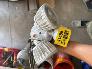 lot 41406 image: White LED Track Light Fixture