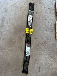 lot 41427 image: Troy-Bilt 30-inch Mulching Lawn Mower Blade