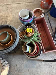 lot 41455 image: Assorted Garden Planting Pots and Containers Lot