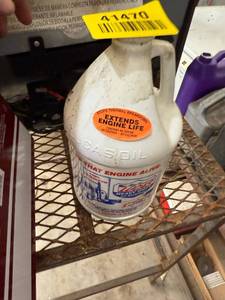 lot 41470 image: Lucas Heavy Duty Oil Stabilizer - 1 Gallon