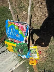lot 41494 image: Garden Soil and Fertilizer Bundle