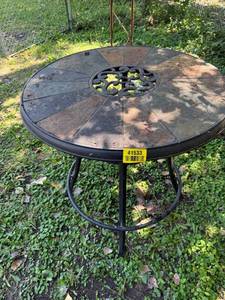 lot 41533 image: Outdoor Patio Set with Table and four Sling Chair