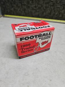 lot 17 image: 1989 Topps Traded Football Card Set - Complete