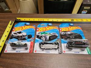 lot 23 image: Hot Wheels Collection - Dune It Up, Futurismo, and 23 RAM 1500