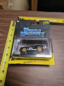 lot 28 image: Muscle Machines 1966 Ford GT40 MK II Die-Cast Model