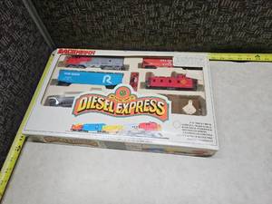 lot 89 image: Bachmann Diesel Express HO Scale Electric Train Set