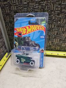 lot 117 image: Hot Wheels Pixel Shaker HW Ride-Ons Die-Cast Vehicle