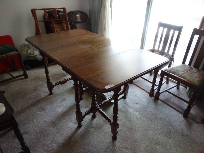 lot 8000 image: Dinning room table no chairs.