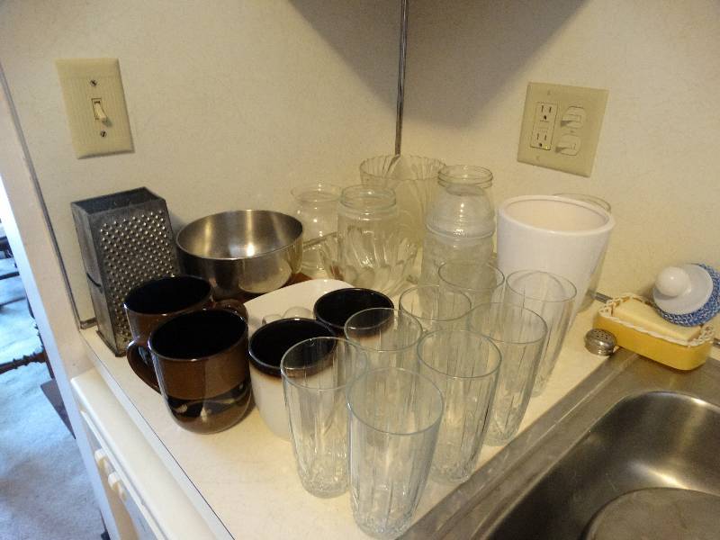 lot 8004 image: 8 piece drinking glasses, 4 piece coffee cup set, glass bowels, vases, etc.