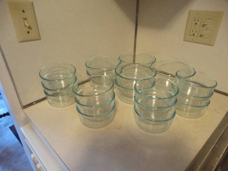 lot 8005 image: 18 piece set of glass pyrex.