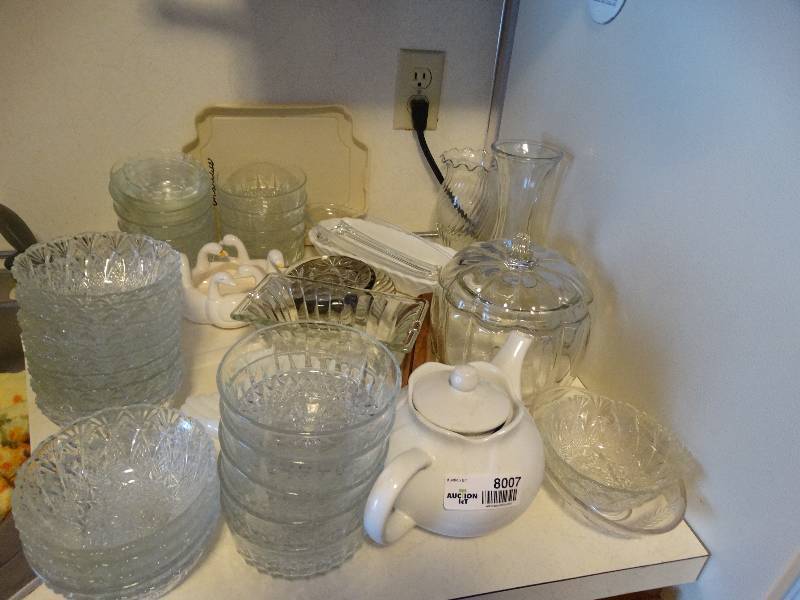 lot 8007 image: Miscellaneous lot of glassware.