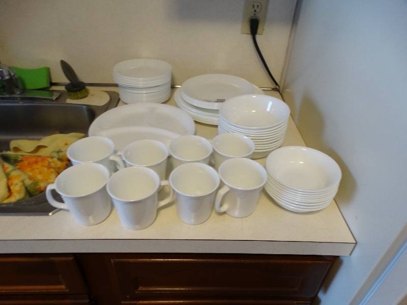 lot 8009 image: Over 74 pieces of white corelle by corning dish set.