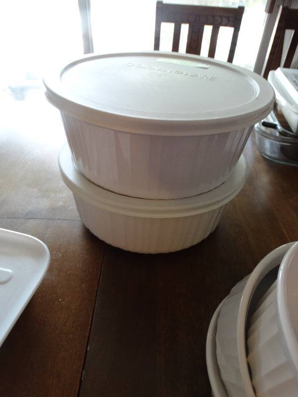 lot 8011 image: Lot of corning dishware.