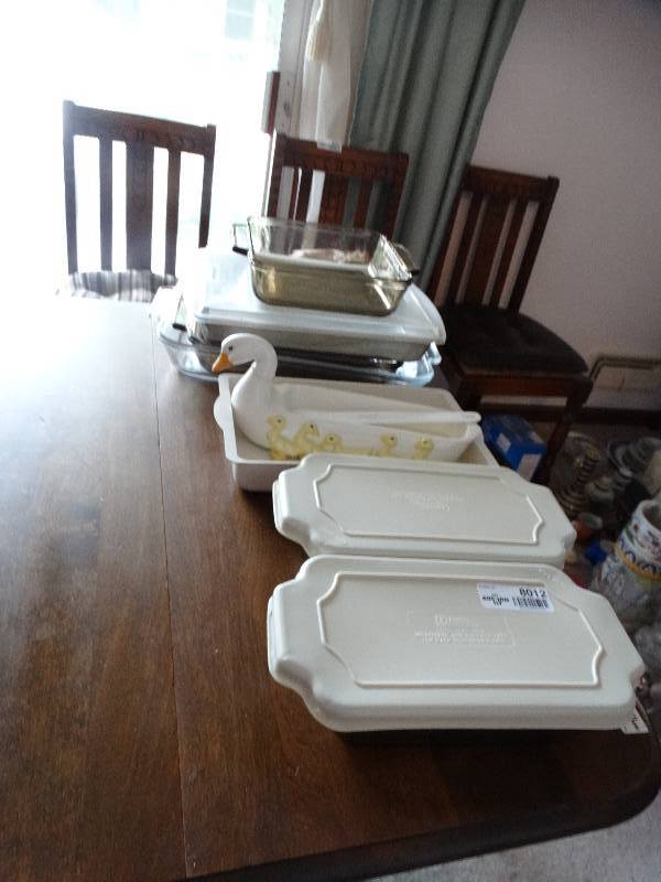 lot 8012 image: Lot of baking ware.