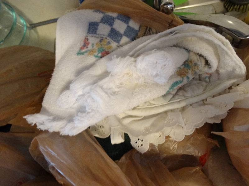 lot 8014 image: Kitchen hand towels, place mats, pot holders.