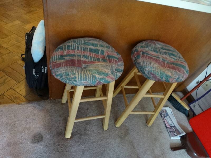 lot 8016 image: 2 Bar stools.
