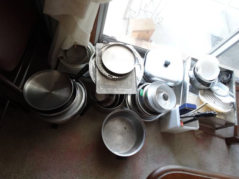 lot 8017 image: Lot of miscellaneous pots and ans, lids, etc.