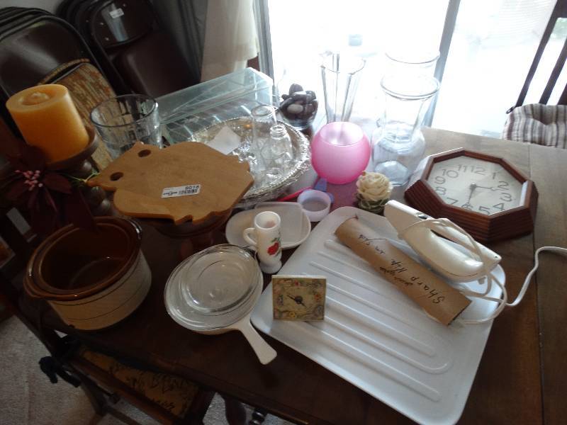 lot 8018 image: Kitchen ware and home decor miscellaneous lot.