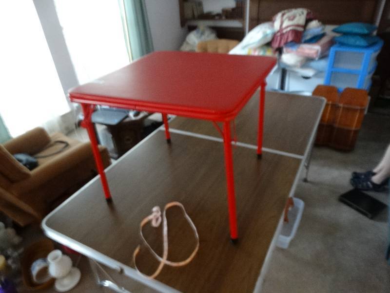lot 8023 image: Small kids table 24 x 24 x 20