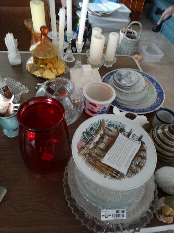 lot 8030 image: Variety of home decor., glassware, vases, etc.