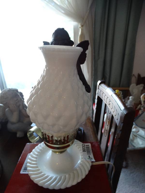 lot 8032 image: Small lamp