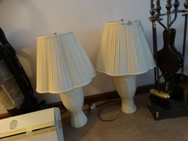 lot 8041 image: Matching pair of lamps