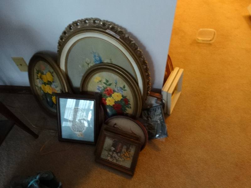 lot 8042 image: Lot of framed wall decor