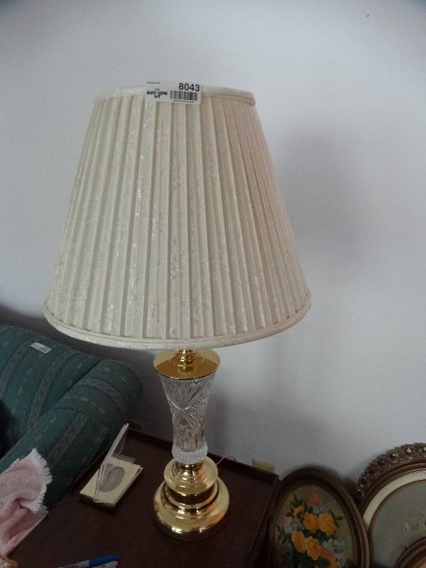 lot 8043 image: Matching pair of lamps