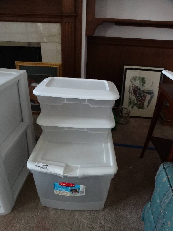 lot 8049 image: One large plastic tote and two small plastic totes