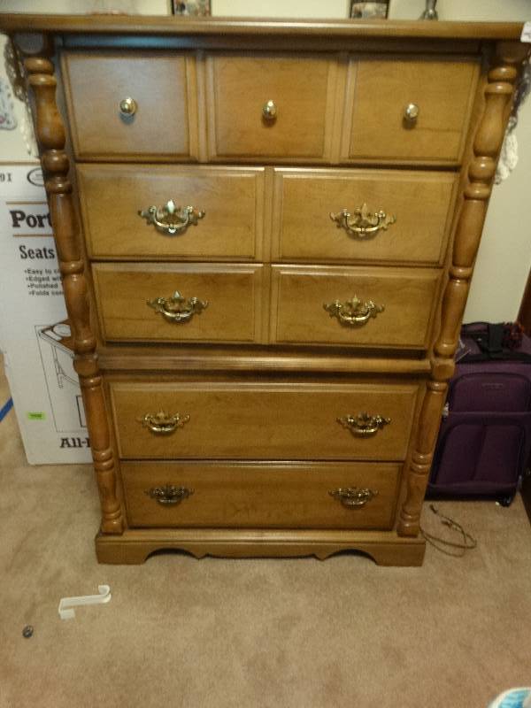 lot 8064 image: 5 Drawer dresser.