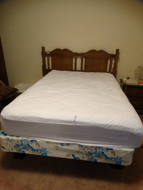 lot 8065 image: Full size bed set.