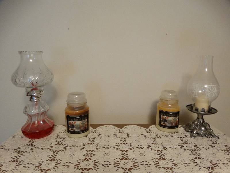 lot 8068 image: Oil lamp, candle lamp and 2 scented candles.