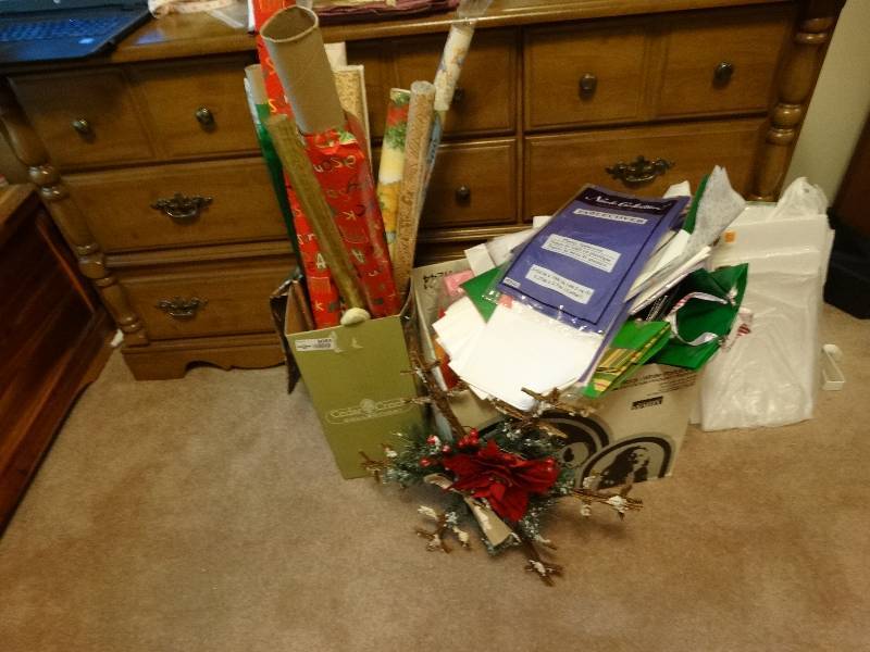 lot 8069 image: Wrapping paper, gift box, tissue, etc.