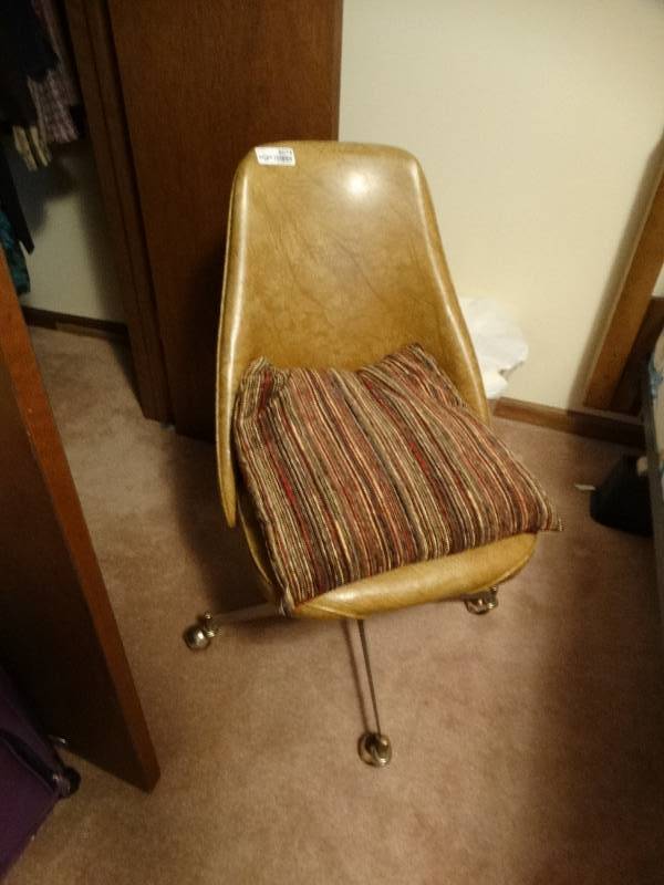 lot 8074 image: Chair on wheels with a pillow.