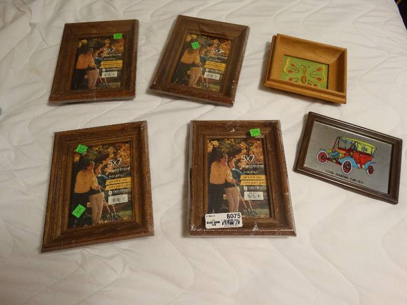 lot 8075 image: Small lot of picture frames.