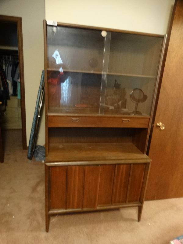 lot 8077 image: Vintage china cabinet.