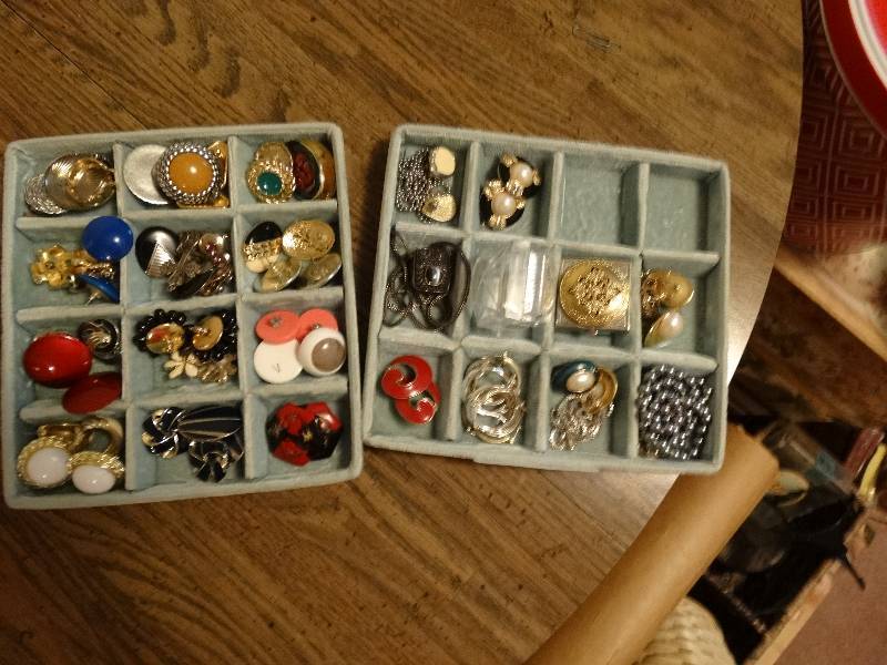 lot 8084 image: 2 Trays of costume jewelry.