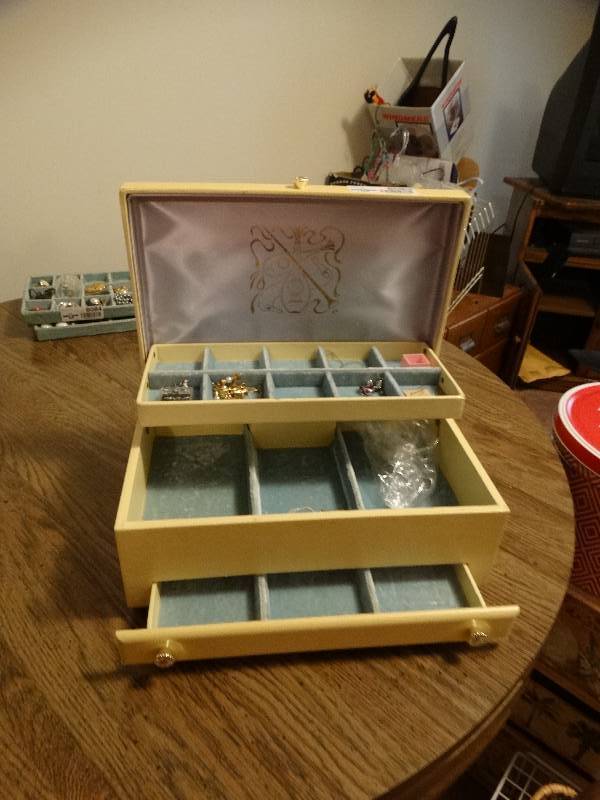 lot 8085 image: Jewelry box with costume jewelry.